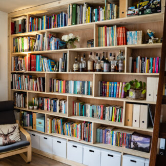 Boekenkast op maat met bureau