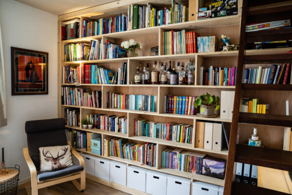 Boekenkast op maat met bureau