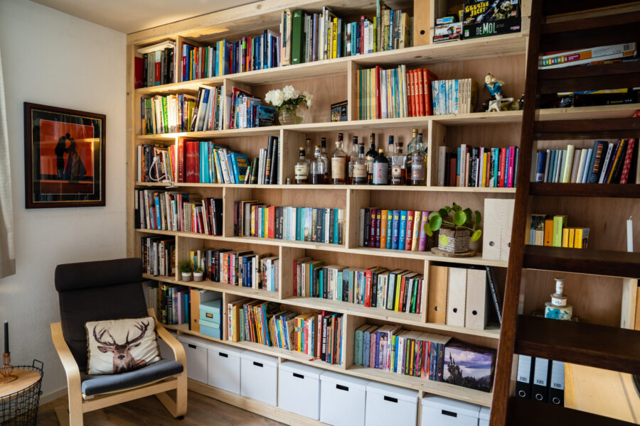Boekenkast op maat met bureau